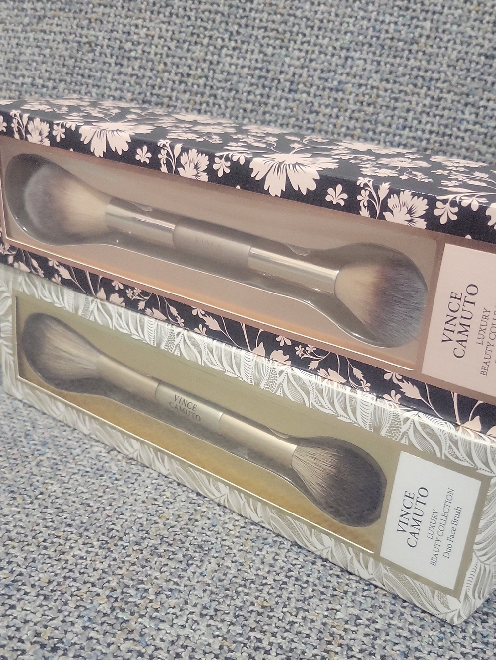 VINCE CAMUTO Dual-Ended Face Brush (for 1) - Picture 8 of 9